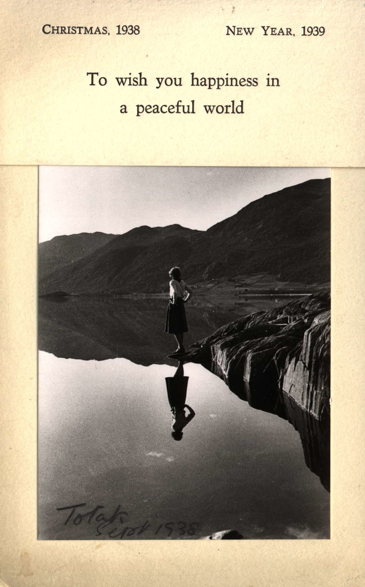 Jule- og nyttårskort. Jule- og nyttårshilsen. Foto: svart/
hvitt. Totak i Rauland september 1938.