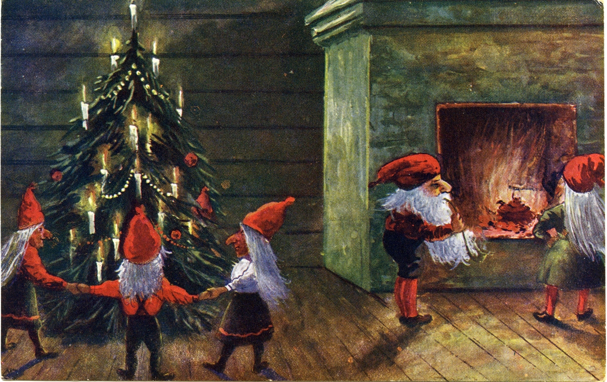 Julekort. Nissefar og nissemor koker vann i peisen mens de tre nissbarn danser rundt juletreet. Stemplet 22.12.1917.