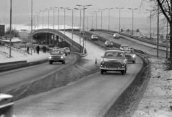 Trondhjemsveien. Trafikk. Sinsenbrua. Januar 1971