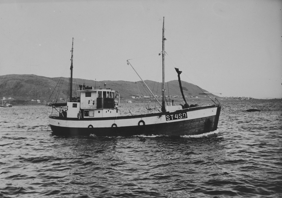 M/K "Nybruse" i fart ved Fosnavågen på drivgarnsfiske etter sild, mot slutten av 1950-åra.