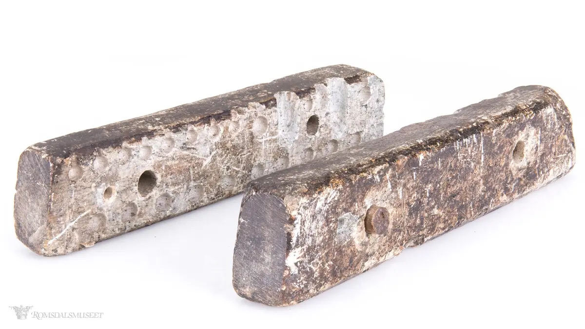 Kuleform for støping av ammunisjon av ulike kaliber og størrelser. To former for for avlange grovkalibrede kuler, en for småkalibret avlang kule, 12 for grove hagl, og 8 for middels store hagl. Har gjennomgående hull for treplugger og en isatt plugg.