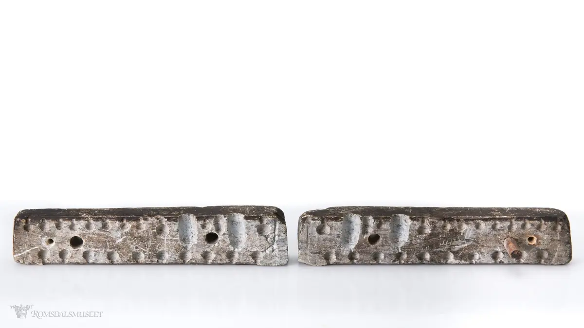 Kuleform for støping av ammunisjon av ulike kaliber og størrelser. To former for for avlange grovkalibrede kuler, en for småkalibret avlang kule, 12 for grove hagl, og 8 for middels store hagl. Har gjennomgående hull for treplugger og en isatt plugg.