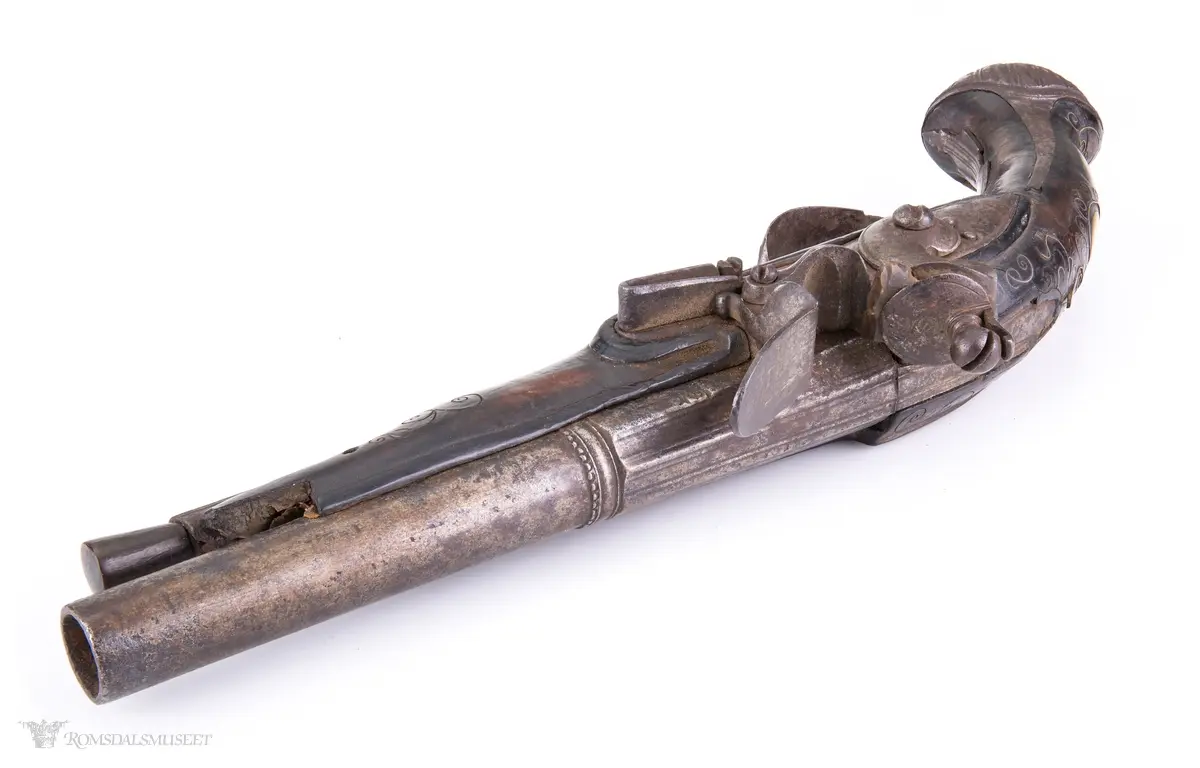 Pipa er rund ytterst, 8-kantet ved svansen. Profileringer i overgangen.