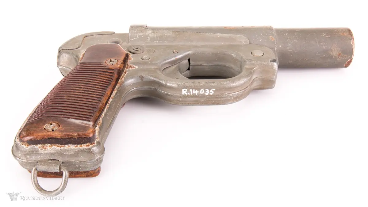 Sylindrisk glattboret løp som åpnes med en fjæret knapp festet på siden av pistolen. Spennbar hane, avtrekker og skjeftet med påskrudd tregrep med riller. Lærstropp følger med. Sort lærhylster med beltefeste, lukkestropp og rom for en ekstra patron følger med.