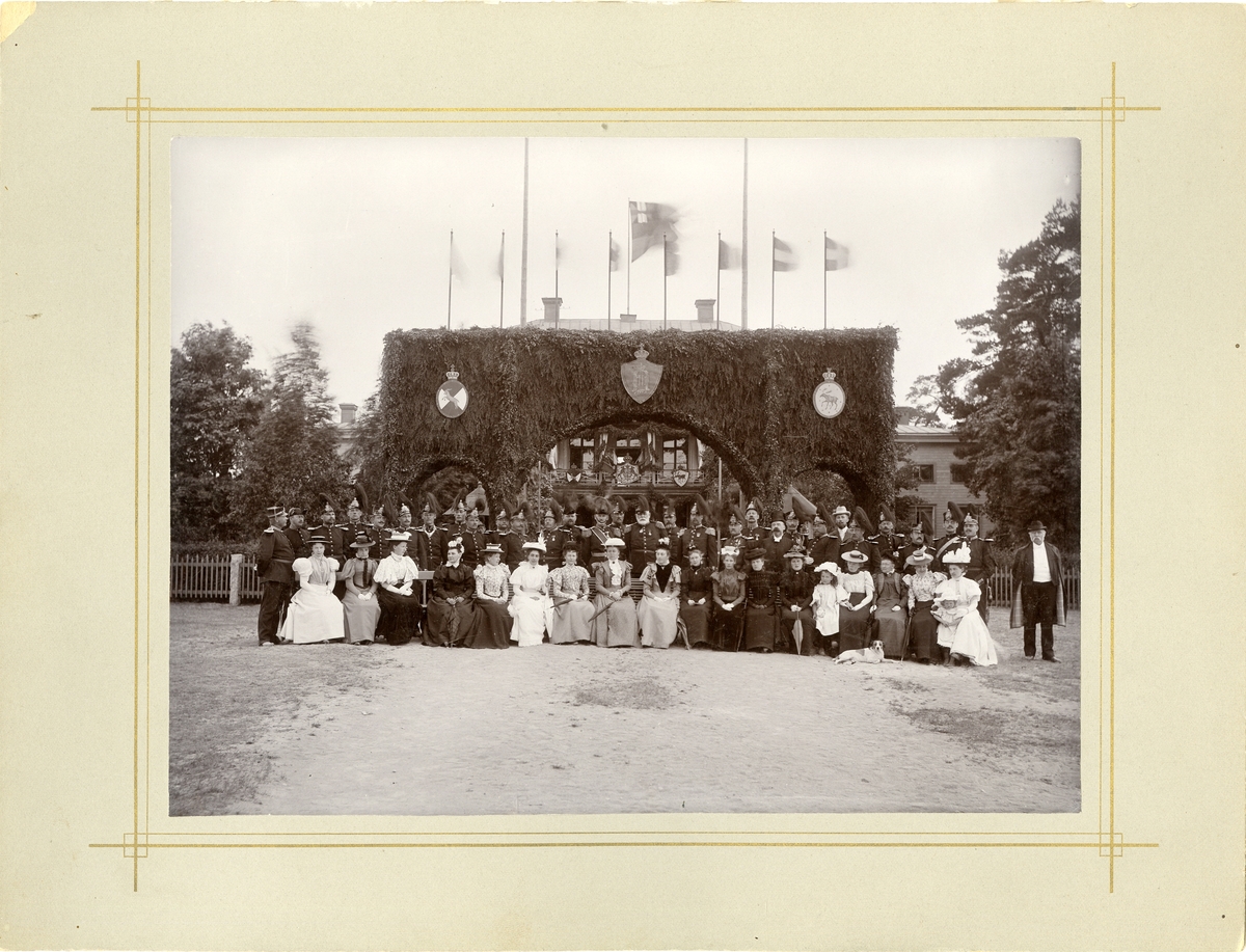 Officerare från Hälsinge regemente I 14 med damer och barn på Mohed, midsommardagen 1897.