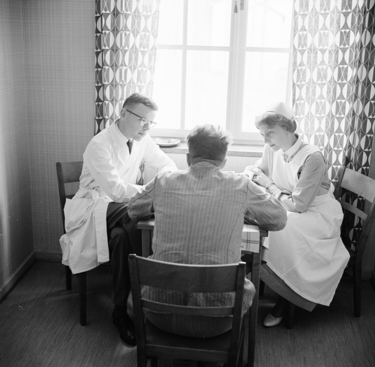 Läkare och sjuksköterska samtalar med en patient på Ulleråkers sjukhus
