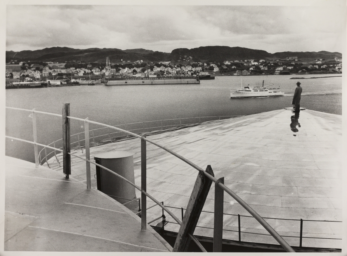Omegnen I - Byen sett mot øst fra NOR's Oljetanker på Karmøy ca.1958. Ca. midt på bildet sees Haugesunds mek. Verksteds flytedokk.