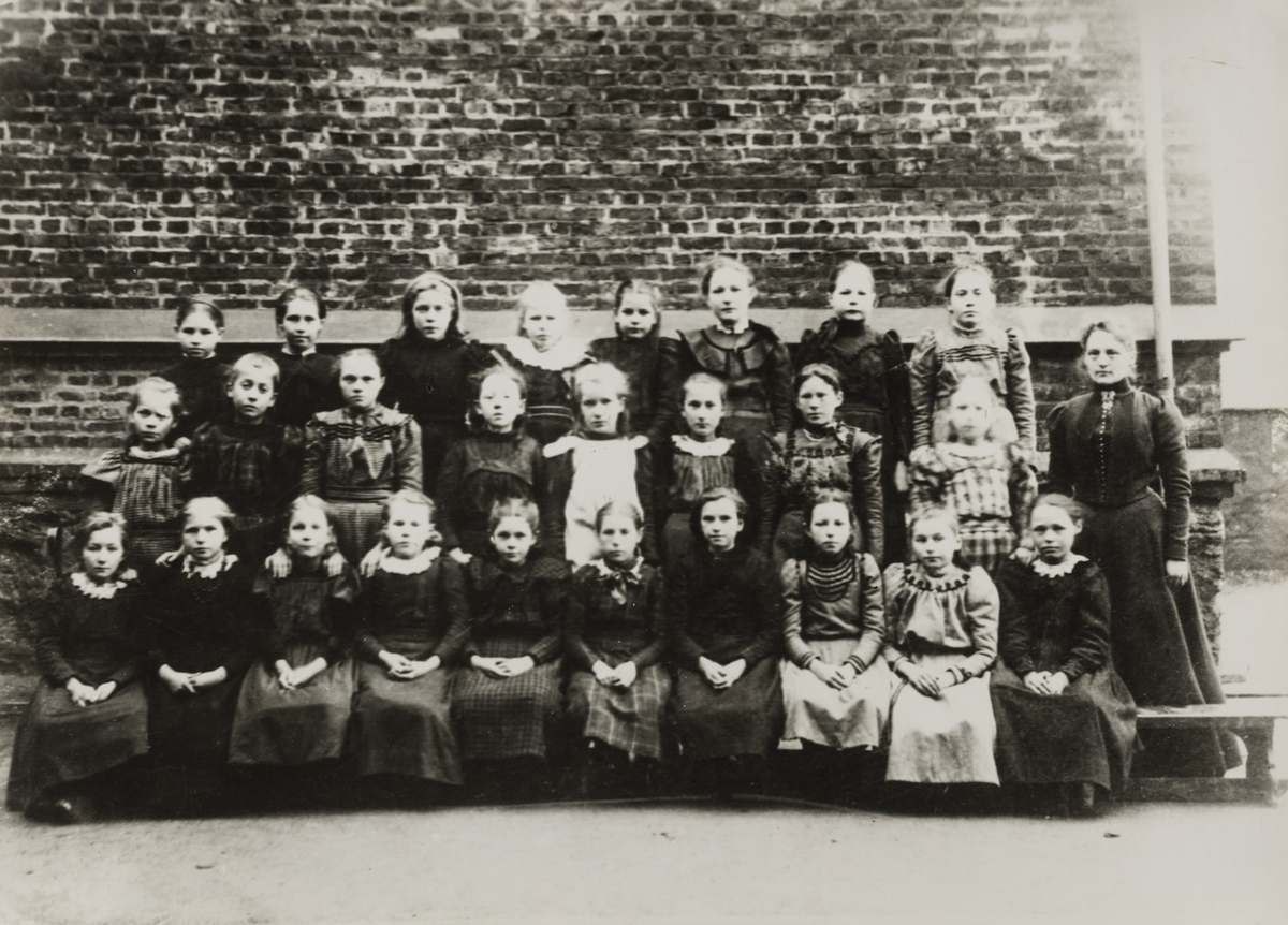 Klassebilde 5. klasse piker Breidablik skole 1902.