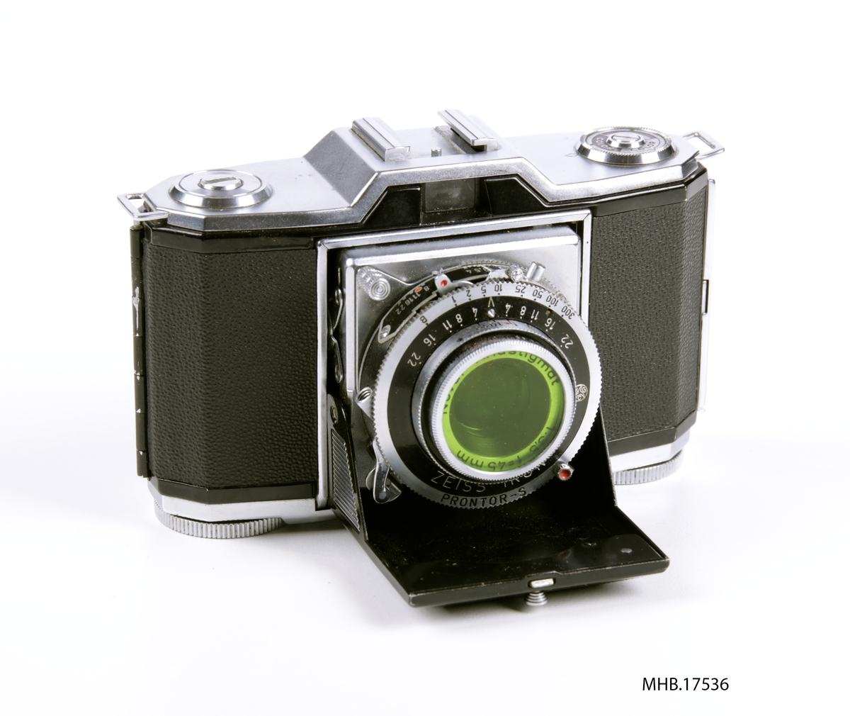 Folde fotoapparat Zeiss Ikon Ikonta 522/24 (35mm filmrull) m/etui og  f/3.5 /45mm Novar Anastigmat  linse og Prontor-S lukker , "made in Germany".