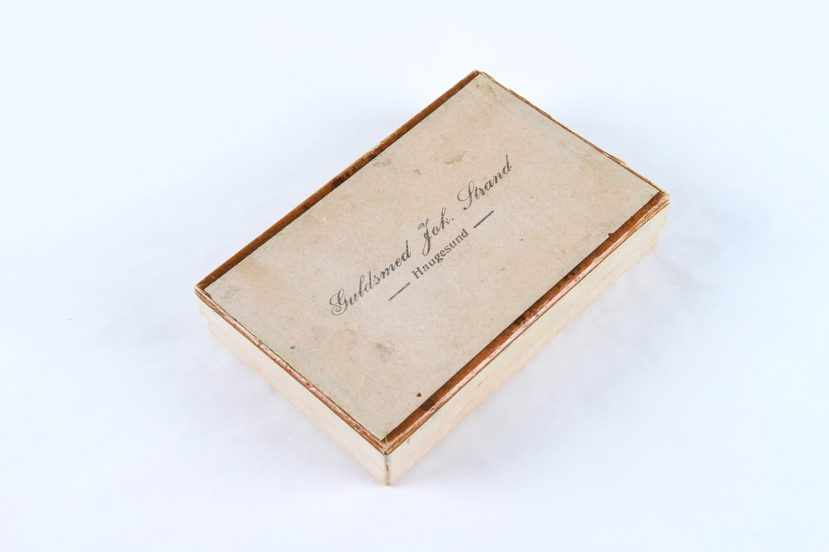 Eske med lokk. Brukt til oppbevaring av 14 forskjellige små smykkegjenstander.