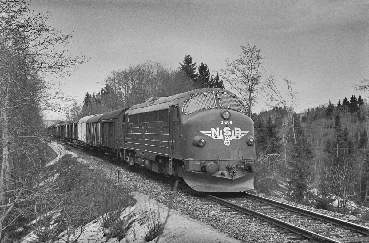 Sydgående vognlastgodstog fra Trondheim til Oslo ved Kalstad nær Heimdal. Toget trekkes av diesellokomotiv type Di 3 nr. 608.