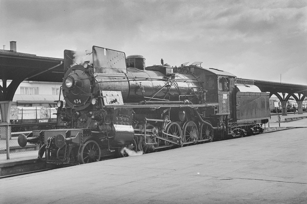 Damplokomotiv type 26c nr. 434 på Trondheim stasjon.