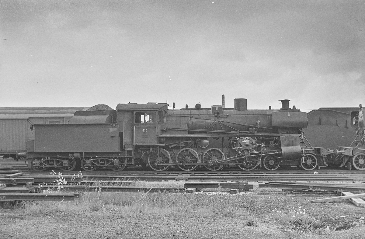 Damplokomotiv type 26c nr. 413 på Marienborg ved Trondheim. Lokomotivet var hensatt og ble utrangert kort tid etter.