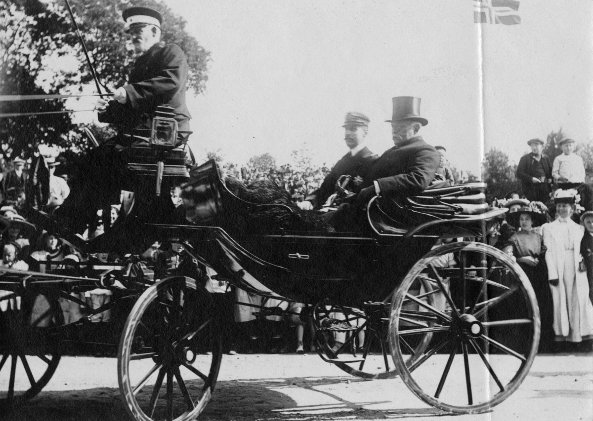 Kong Haakon VII og statsminister Knudsen kjører inn på Brekke ved åpningen 13. august 1913.