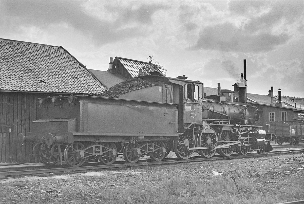 Damplokomotiv type 27a nr. 296 på Kongsvinger stasjon. .