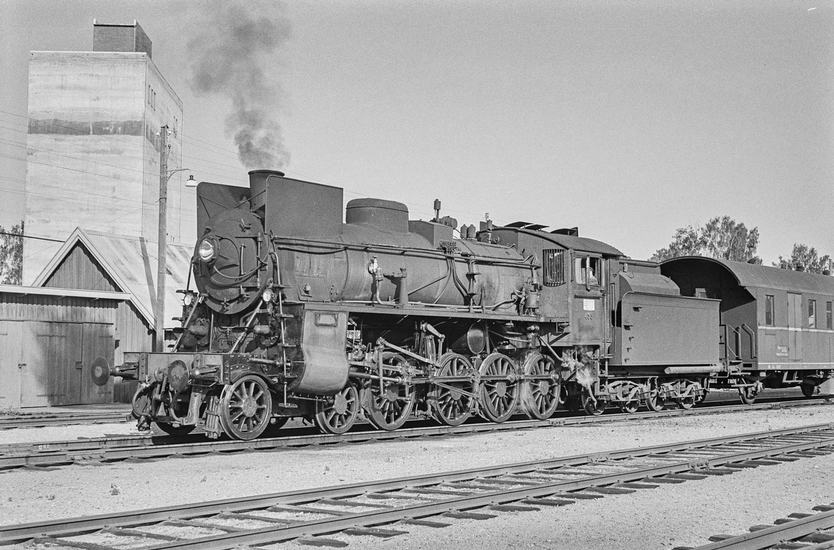 Godstog på Flisa stasjon. Toget trekkes av damplokomotiv type 26c nr. 433.