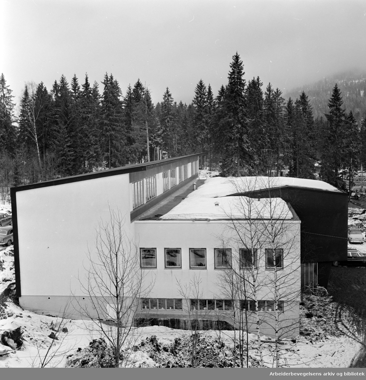 Steinerskolen flytter inn i nytt bygg i Flyveien 2. på Hovseter. Mars 1962