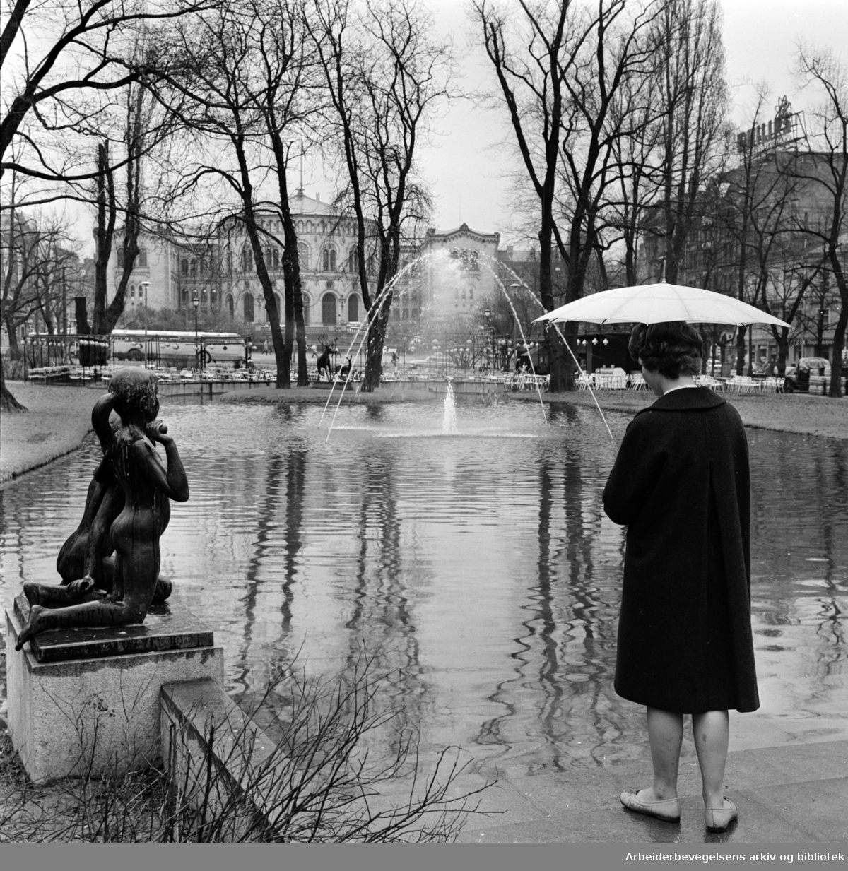 Studenterlunden. Vannet er skrudd på i fontenen. Mai 1962
