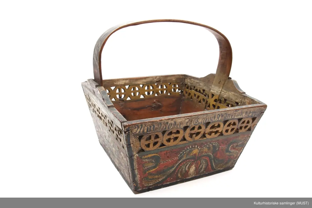 Firkantet kurv i tre med håndtak og dekorasjon.