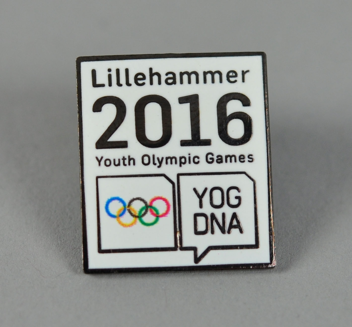 Pins med hvit bakgrunn og logo for Lillehammer Youth Olympic Games 2016