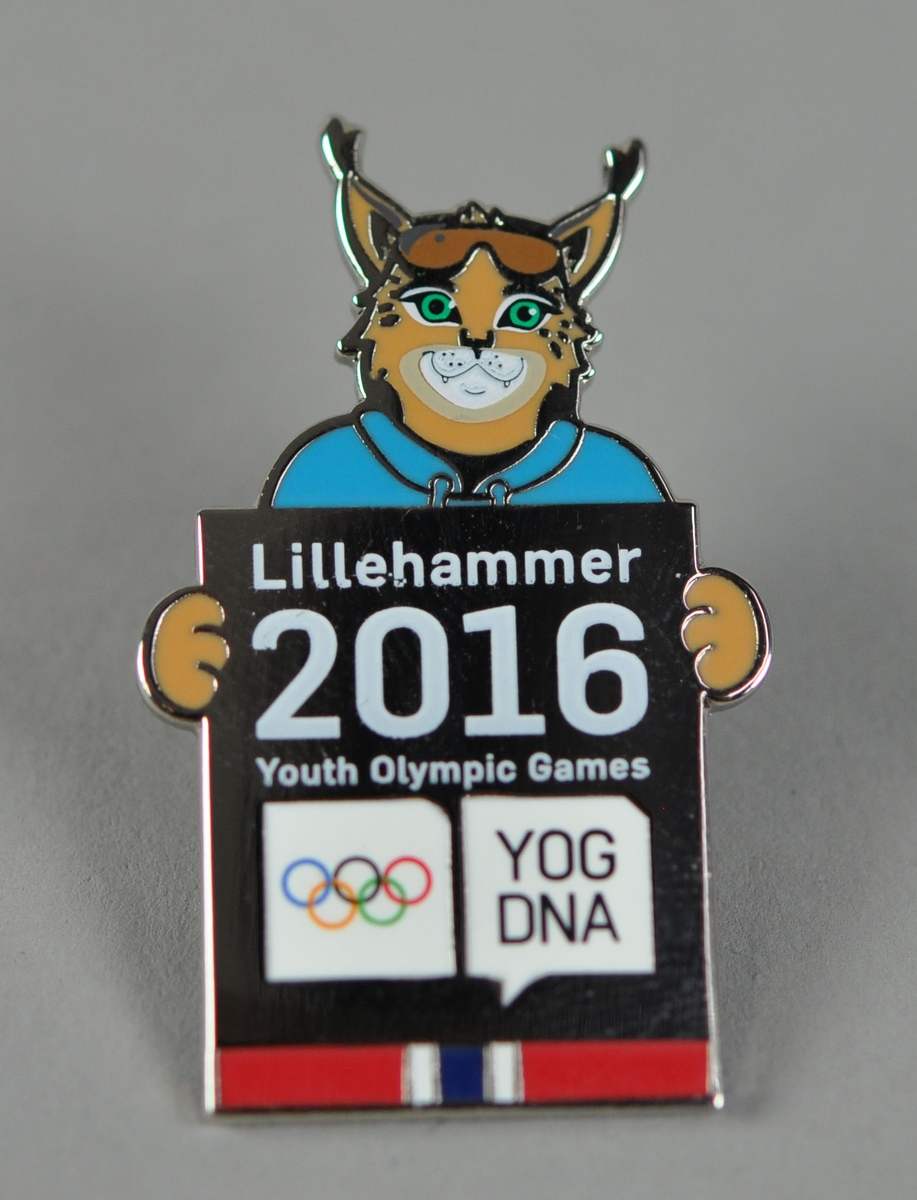 Pins med logo for Lillehammer Youth Olympic Games 2016. Maskoten Sjogg holder logoen. Nederst en liten stripe fra et norsk flagg.