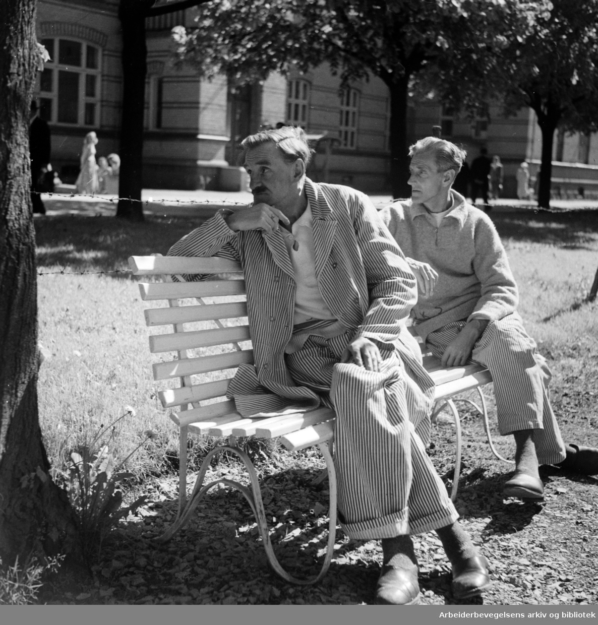 Ullevål Sykehus. Parken utenfor. Mai 1949.