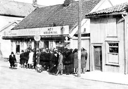 Kø utenfor kolonialbutikken "Stabburet2 i Brochs gate, Fredr