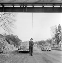 Sjølystveien.Ny gangbru over Sjølystveien..Tung-transportman
