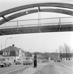 Sjølystveien.Ny gangbru over Sjølystveien..Tung-transportman