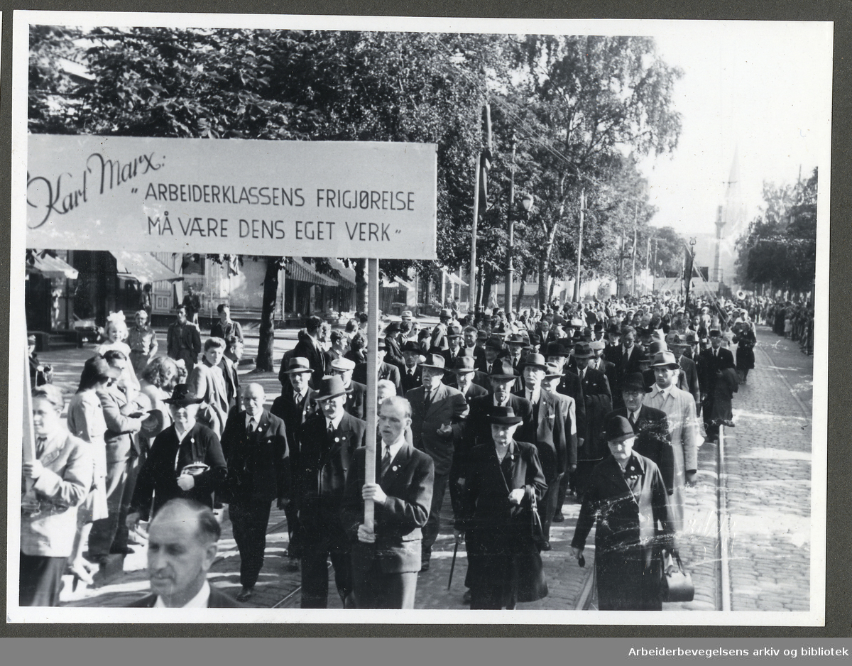 Jubileumsstevne for Arbeiderpartiets 60-årsjubileum, Kristiansten festning i Trondheim 24. august 1947. .Parole: Karl Marx - Arbeiderklassens frigjørelse må være dens eget verk.