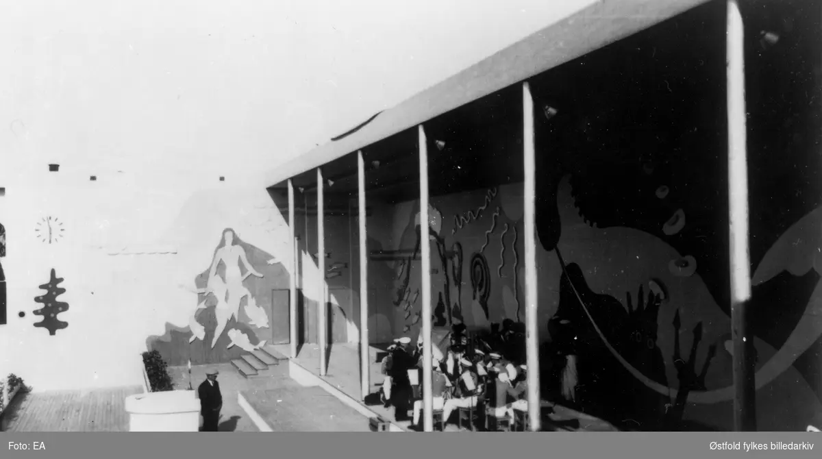 Mosseutstillingen i 1937 på Skarremyrfjellet. Festplassen med scene og et musikkorps.