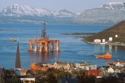 Oljeplattformen "Treasure Seeker" slepes inn på Harstad havn