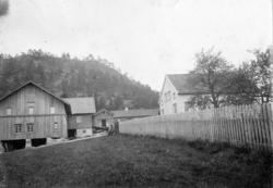 Valen i Melum. Gården med hus, ant omkr 1900.