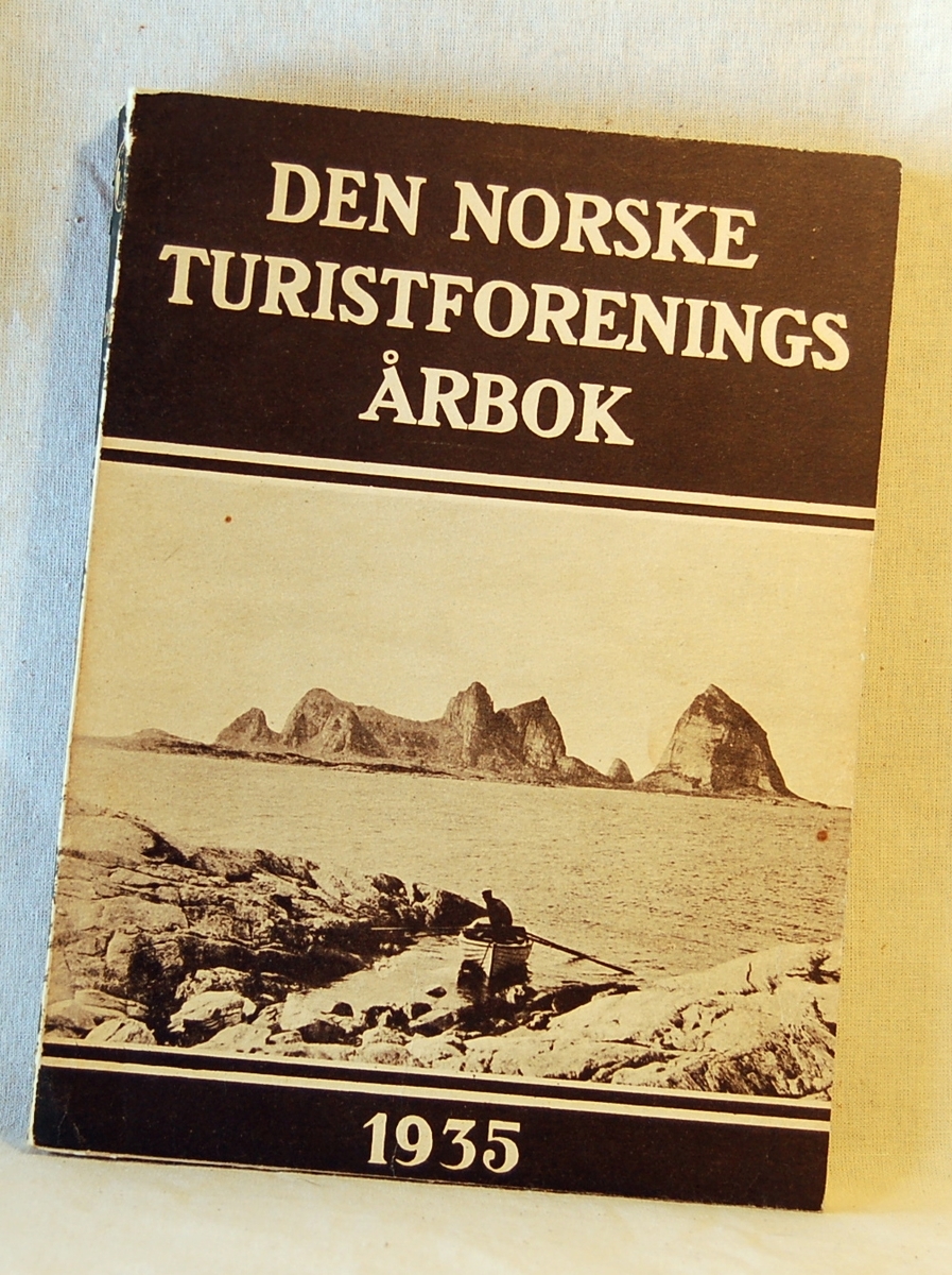 10 stk. årbøker fra årgangene 1925, 1928, 1935, 1937, 1942, 1943, 1951, 1953, 1959, 1968.

Årbok fra 1925 og 1928 er gitt i gave av Lions Nesbru i 2014/15 og erstatter eksemplarer som Tromsø Museum overtok.