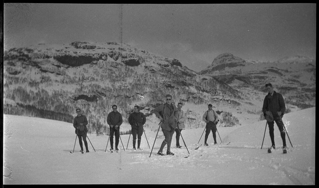 En gjeng unge menn på skitur ved Fjellberg i Suldal, påsken 1927. Bilde nr. 6 er fra Shitstølen.