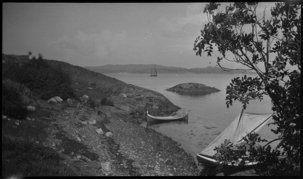 Leif Stender, Einar Hoseth og en gutt til, i tillegg til fotografen Finn Johannessen på seile- og rotur i Ryfylke med en nordlandsbåt. Det er bilder fra guttene i nordlandsbåten, fra bading, fjelltur og teltliv.