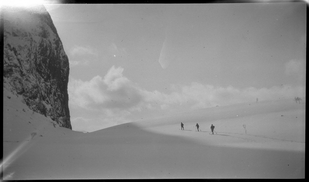 En gjeng unge menn på skitur i fjellene innenfor Madland i Gjesdal.