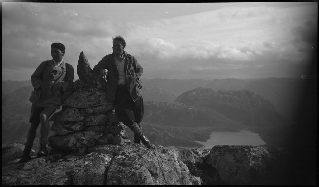 Lindtner, Olaf Kristensen og en til på tur i hest og kjerre, ved en støl på vestsiden av Valevatnet og på Frafjordhatten. Det første bildet er antageligvis Finn Johannessen ved varden på Frafjordhatten.