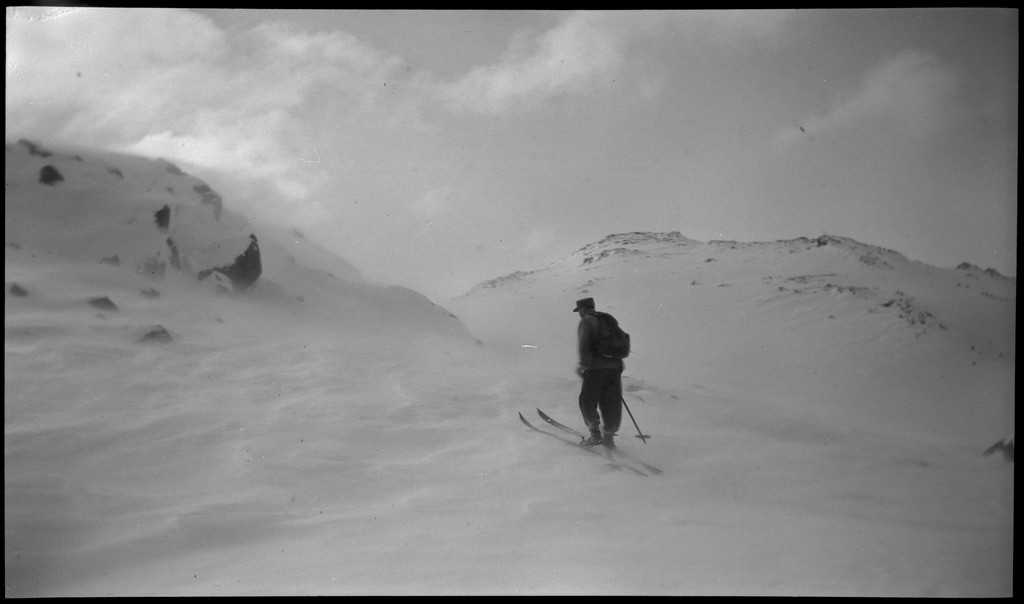 Lindtner, Oscar Johnsen, Malde, Håvarstein  og Øystein Middelthon på skitur fra Brekka og inn i Madlandshei. Det er bilder fra skigåing og pauser.