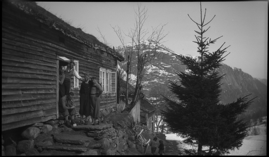 Lindtner, Oscar Johnsen, Malde, Håvarstein og Jan på skitur fra Fjellberg i Suldal. Bilde nr. 3, 4, 6 og 7 er fra båten de har tatt inover. Båten har møtt passasjerbåten "M/S Saudafjord" midt på fjorden og utvekslet varer og folk. Det er også bilder fra et lite gårdsbruk, antageligvis Fjellberg i Suldal og fra skituren. På noen av bildene er det også noen unge kvinner med. På bilde nr. 11 er Finn Johannessen med.