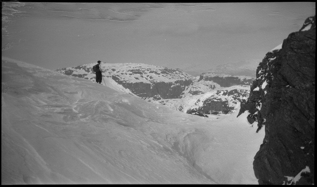 Lindtner, Oscar Johnsen, Malde, Håvarstein og Jan på skitur fra Fjellberg i Suldal. Bilde nr. 3, 4, 6 og 7 er fra båten de har tatt inover. Båten har møtt passasjerbåten "M/S Saudafjord" midt på fjorden og utvekslet varer og folk. Det er også bilder fra et lite gårdsbruk, antageligvis Fjellberg i Suldal og fra skituren. På noen av bildene er det også noen unge kvinner med. På bilde nr. 11 er Finn Johannessen med.