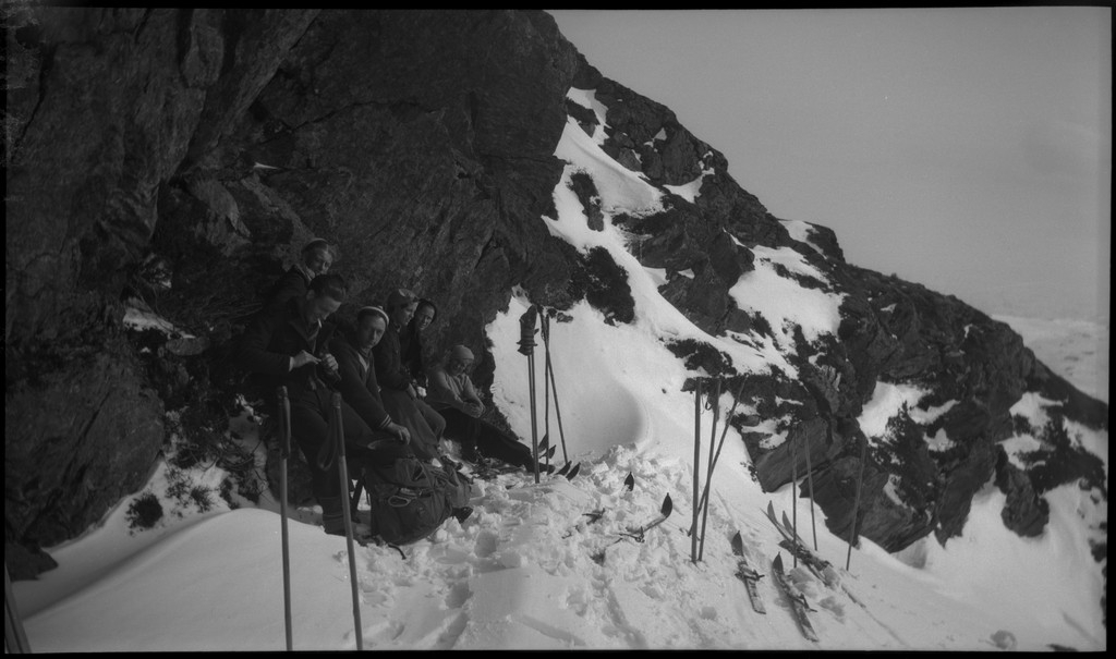 Lindtner, Oscar Johnsen, Malde, Håvarstein og Jan på skitur fra Fjellberg i Suldal. Bilde nr. 3, 4, 6 og 7 er fra båten de har tatt inover. Båten har møtt passasjerbåten "M/S Saudafjord" midt på fjorden og utvekslet varer og folk. Det er også bilder fra et lite gårdsbruk, antageligvis Fjellberg i Suldal og fra skituren. På noen av bildene er det også noen unge kvinner med. På bilde nr. 11 er Finn Johannessen med.