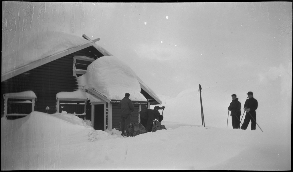 En vennegjeng på skitur i Suldal i vekslende vær. De er innom flere støler og overnattingshytter, bl.a. turistforeningshytta i Stranddalen. Noen ganger er klærne deres hvite av snø. Det er mye snø i fjellet og de må grave seg inn til hyttene. I den ene hytta lytter de til radio og studerer et gevær. Bilde nr. 6 viser en som smører skiene sine.