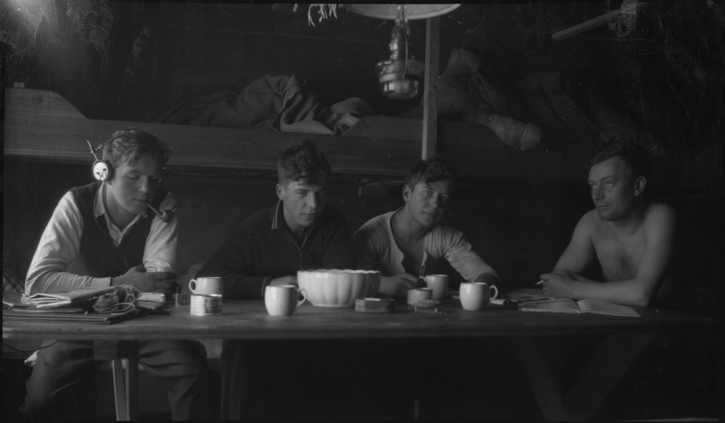 En vennegjeng på skitur i Suldal i vekslende vær. De er innom flere støler og overnattingshytter, bl.a. turistforeningshytta i Stranddalen. Noen ganger er klærne deres hvite av snø. Det er mye snø i fjellet og de må grave seg inn til hyttene. I den ene hytta lytter de til radio og studerer et gevær. Bilde nr. 6 viser en som smører skiene sine.