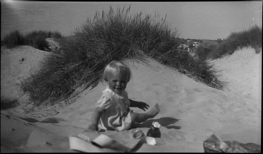 En stor vennegjeng i lystig lag på stranda på Sola. De har trommer og trekkspill og leker i vannet og på land med og uten ball. Sola strandhotell ligger i bakgrunnen. Tor Johannessen og Harald Bergsaker er på bilde nr. 14 og 18.