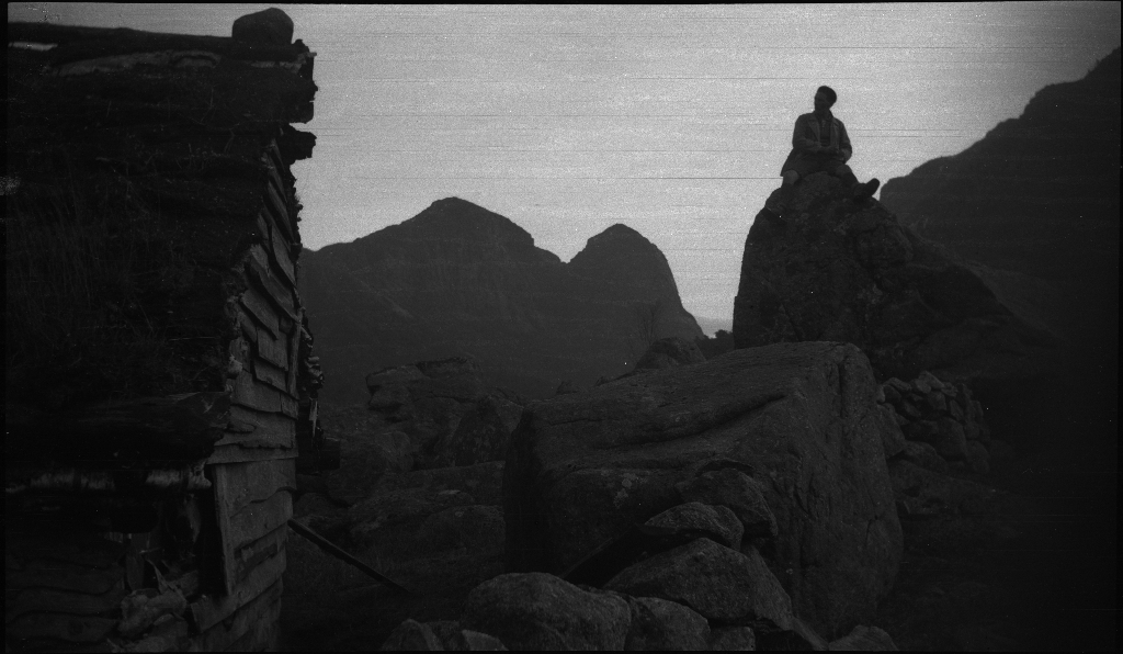 Noen gutter står ved en demning i nærheten av Jørpeland og Dalen og bilder fra et sted i nærheten av Småsilkomplekset, muligens fra Dalen. Småsilhornet og Heiahornet ruver opp i bakgrunnen.