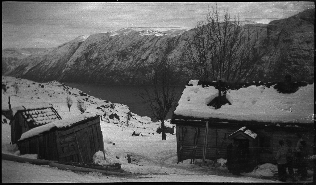 Bilder fra en skitur fra Bratteli ved Lysefjorden med Lindtner og Arne Johannessen. Det er bilder av landskapet og skigåingen og av en stor gjeng med unge menn foran en hytte. Det er også bilder fra et lite bruk med geiter ute i snøen.
