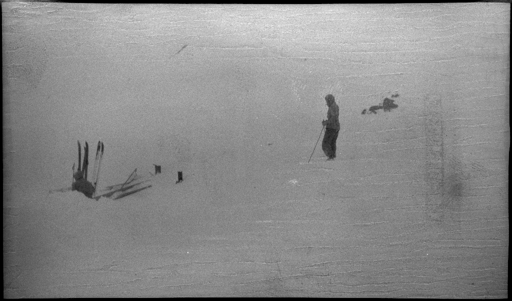 Fire unge menn på skitur fra Roalkvam til Stranddalen i Suldal. Det er bilder av hytter i fjellet, fra landskapet, lek med en hoppbakke og fra skigåing.