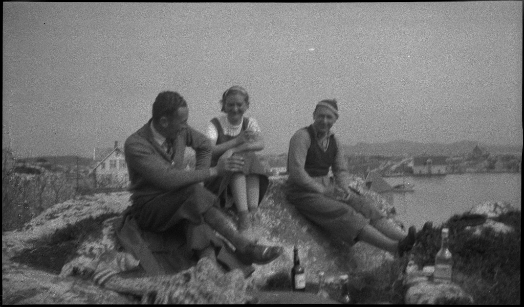Lindtner, Alf Olaf Aadnøy, Finn Johannessen og Johanne Børresen koser seg med god drikke utendørs en maidag. Lindtner sitter lengst til venstre av mennene på alle bildene. På bilde nr. 2 er også Finn Johannessen.