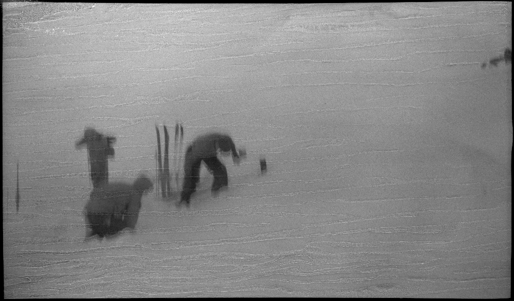 Fire unge menn på skitur fra Roalkvam til Stranddalen i Suldal. Det er bilder av hytter i fjellet, fra landskapet, lek med en hoppbakke og fra skigåing.